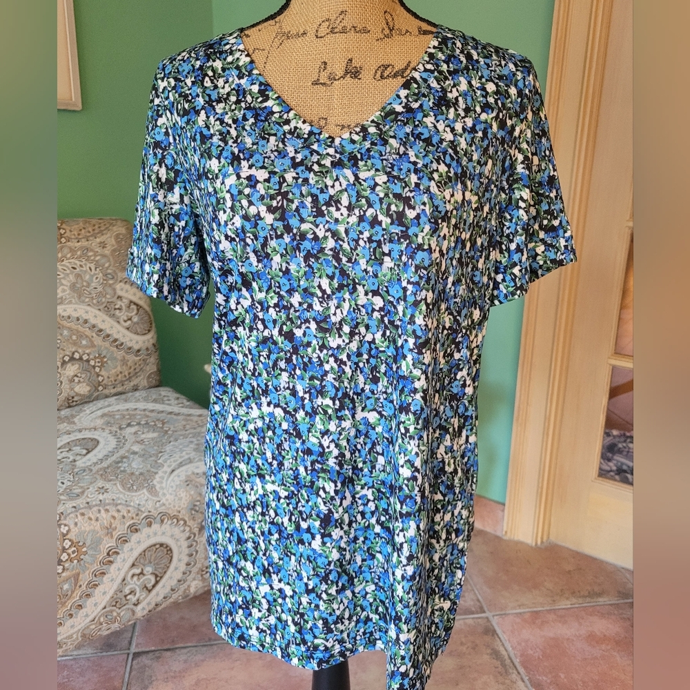 Floral V-Neck Women's Top NWT Size Medium
